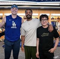 タリク・スクバル（左から）とマイケル・Ｂ・ジョーダン、キー・ホイ・クァン（ロサンゼルス・ドジャース提供）