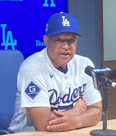 試合後の会見で報道陣の質問に答えるロバーツ監督（撮影・小林信行）
