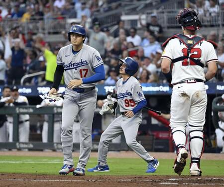 　ブレーブス戦の２回、見逃し三振に倒れたドジャース・大谷（左）＝アトランタ（共同）