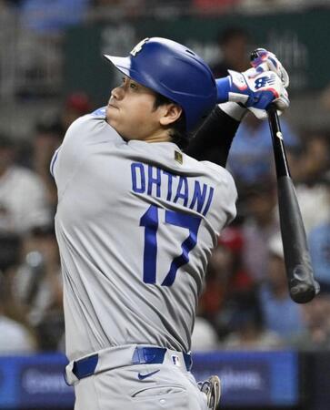 　ブレーブス戦の９回、左越えに三塁打を放つドジャース・大谷＝アトランタ（共同）
