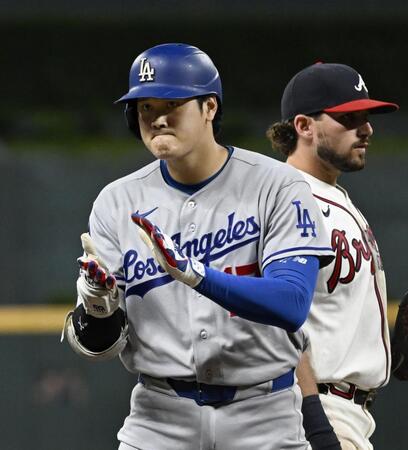 　ブレーブス戦の９回、三塁打を放ち塁上で手をたたくドジャース・大谷（左）＝アトランタ（共同）