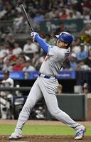 　ブレーブス戦の９回、左越えに三塁打を放つドジャース・大谷＝アトランタ（共同）