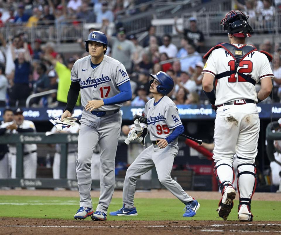 　ブレーブス戦の２回、見逃し三振に倒れたドジャース・大谷（左）＝アトランタ（共同）