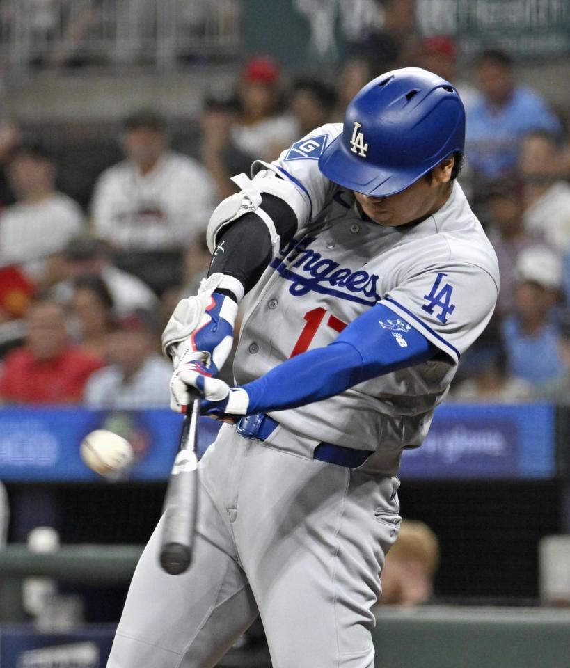 　ブレーブス戦の９回、左越えに三塁打を放つドジャース・大谷＝アトランタ（共同）