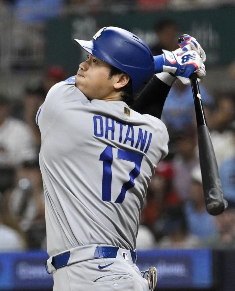 　ブレーブス戦の９回、左越えに三塁打を放つドジャース・大谷＝アトランタ（共同）