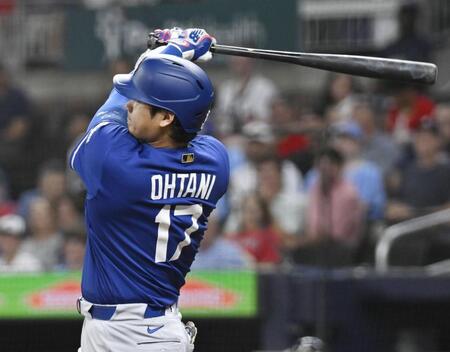 　ブレーブス戦の７回、右翼線に二塁打を放つドジャース・大谷＝アトランタ（共同）