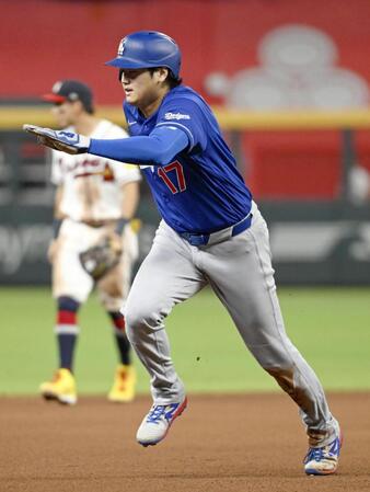 　ブレーブス戦の７回、後続の安打で三塁に進むドジャースの二走大谷＝アトランタ（共同）