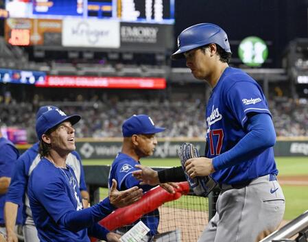 　ブレーブス戦の７回、ベッツの適時打で生還し、タッチを交わすドジャース・大谷（右）＝アトランタ（共同）