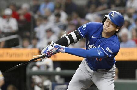 　ブレーブス戦の４回、バットを折りながら右前打を放つドジャース・大谷＝アトランタ（共同）