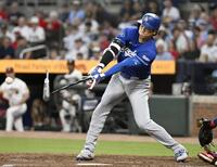 　ブレーブス戦の４回、バットを折りながら右前打を放つドジャース・大谷＝アトランタ（共同）