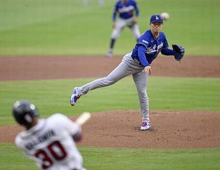 　ブレーブス戦１回、ボールドウィン（手前）に先頭打者本塁打を浴びたドジャース・山本＝アトランタ（共同）