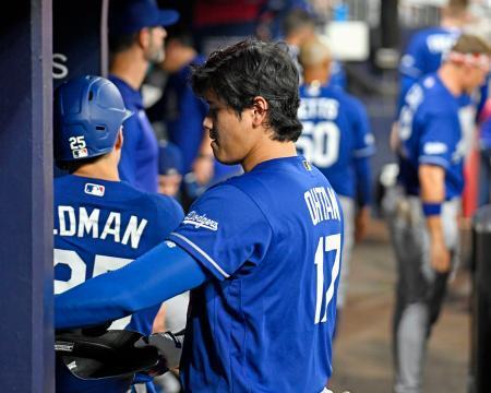 　ブレーブス戦の５回、空振り三振に倒れベンチに戻ったドジャース・大谷＝アトランタ（共同）