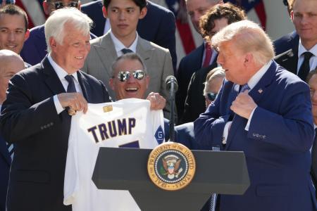 　ホワイトハウスへの表敬訪問で、トランプ大統領にユニホームを手渡すドジャースのマーク・ウォルター・オーナー＝７月、ワシントン（ＡＰ＝共同）