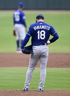 　ブレーブス戦の１回、先頭打者本塁打を浴びたドジャース・山本＝アトランタ（共同）