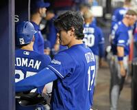 　ブレーブス戦の５回、空振り三振に倒れベンチに戻ったドジャース・大谷＝アトランタ（共同）