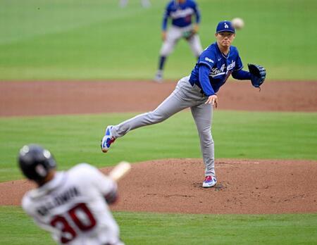 　１回、ボールドウィン（手前）に先頭打者本塁打を浴びるドジャース・山本（共同）