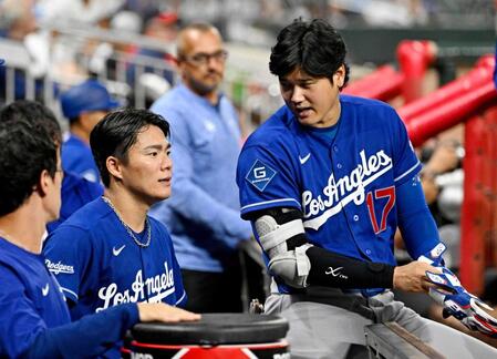 　７回、降板した山本と話すドジャース・大谷（右）＝共同