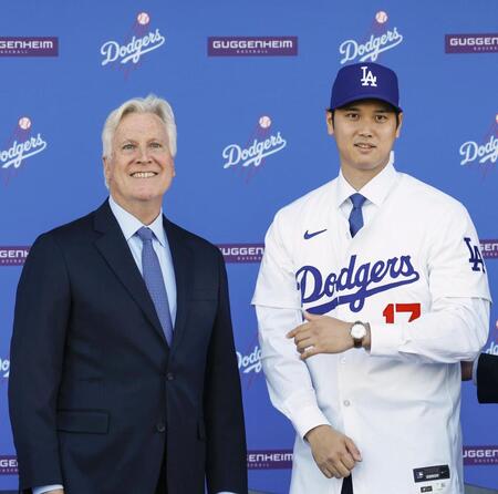 　米大リーグ、ドジャースの入団記者会見でユニホームを着た大谷翔平。左はウォルター・オーナー＝２０２３年12月、ロサンゼルスのドジャースタジアム（共同）