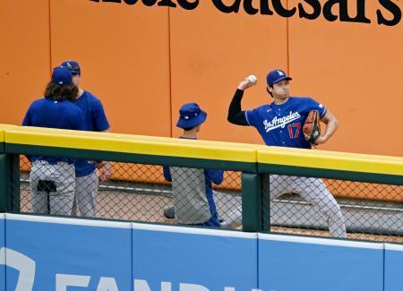 　ブルペンで投球練習するドジャース・大谷＝デトロイト（共同）