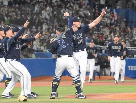 ９回、優勝を決めて喜ぶワゲスパック＝２０２２年１０月