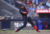 　マリナーズ戦の１回、右犠飛を放つブルージェイズ・岡本＝トロント（ゲッティ＝共同）