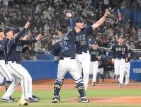 ９回、優勝を決めて喜ぶワゲスパック＝２０２２年１０月