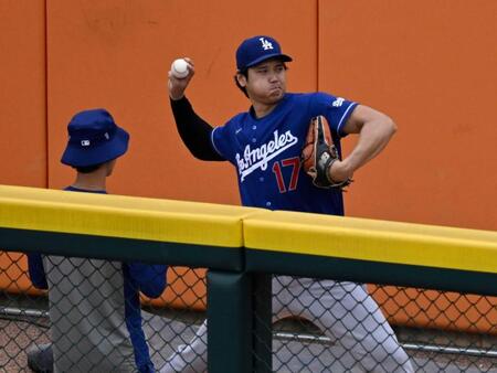 　ブルペンで投球練習するドジャース・大谷（共同）