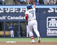 ６回、２８号ソロを放ち塁を回る岡本（カナダ通信・ＡＰ＝共同）