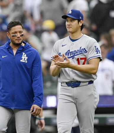 タイガースに勝利し、喜ぶ大谷（右）＝デトロイト（共同）