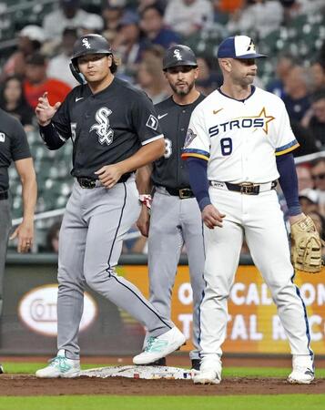 　アストロズ戦の３回、四球で出塁したホワイトソックス・村上（左）＝ヒューストン（共同）