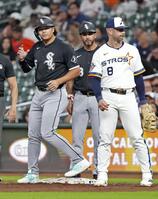 　アストロズ戦の３回、四球で出塁したホワイトソックス・村上（左）＝ヒューストン（共同）
