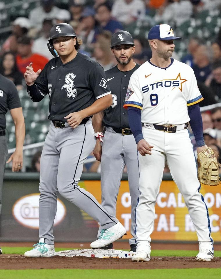 　アストロズ戦の３回、四球で出塁したホワイトソックス・村上（左）＝ヒューストン（共同）