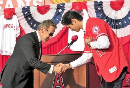 大谷翔平（右）の入団会見に出席したアート・モレノ氏（１７年１２月）