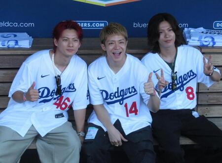 ドジャースタジアムを訪れたＮｕｍｂｅｒ＿ｉの（左から）平野紫耀、岸優太、神宮寺勇太（撮影・小林信行）
