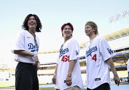 始球式を務めるため、球場を訪れたダンスボーカルグループ「Ｎｕｍｂｅｒ＿ｉ（ナンバーアイ）」の（左から）神宮寺勇太、平野紫耀、岸優太（共同）