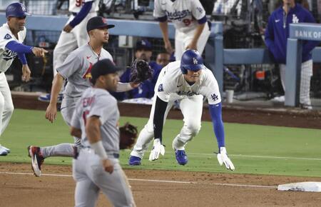 ５回、ベッツの適時二塁打で一塁から三塁へ進み、オーバーランで慌てて戻る大谷（右端）＝共同