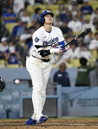 ７回、死球を受け痛そうな表情の大谷（共同）