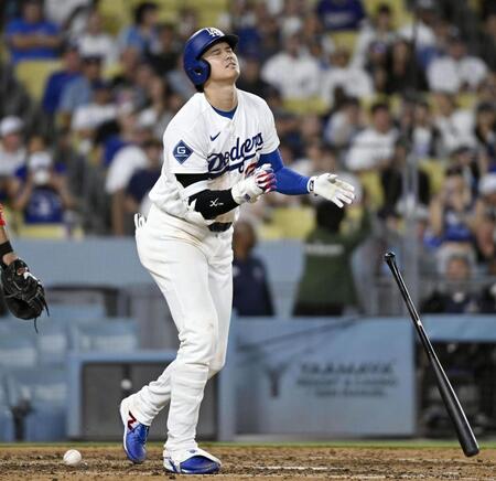 ７回、死球を受け痛そうな表情の大谷（共同）