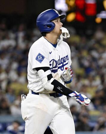 ７回、死球で出塁した大谷（共同）