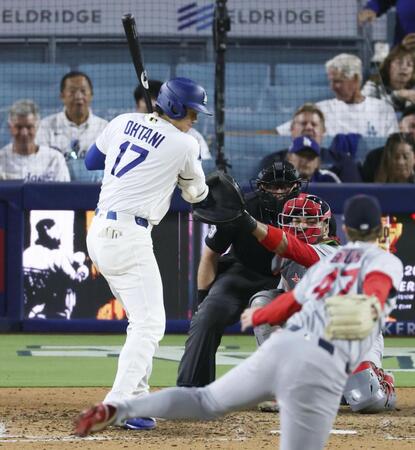 ７回、死球を受ける大谷（共同）