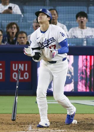 ７回、死球を受け痛そうな表情の大谷（提供・共同通信社）