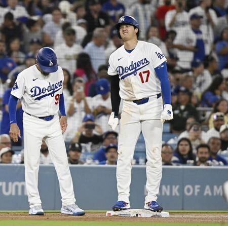 ５回、ベッツの適時二塁打で三進した大谷（共同）