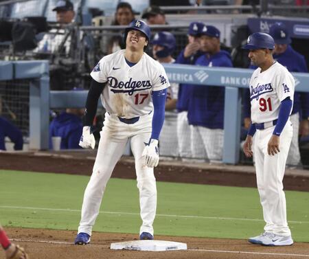 ５回、ベッツの適時二塁打で三進した大谷（共同）