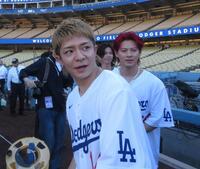 ドジャースタジアムのフィールド入りしたＮｕｍｂｅｒ＿ｉの（手前から）岸優太、平野紫耀、神宮寺勇太（撮影・小林信行）