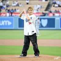 始球式を行う岸優太（ロサンゼルス・ドジャース提供）