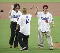 始球式を務めたダンスボーカルグループ「Ｎｕｍｂｅｒ＿ｉ（ナンバーアイ）」の（左から）神宮寺勇太、岸優太、平野紫耀（共同）