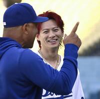 始球式を務めるため球場を訪れ、ロバーツ監督（左）と談笑するダンスボーカルグループ「Ｎｕｍｂｅｒ＿ｉ（ナンバーアイ）」の平野紫耀（共同）