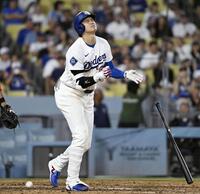 ７回、死球を受け痛そうな表情の大谷（共同）