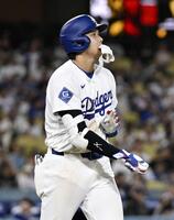 ７回、死球で出塁した大谷（共同）