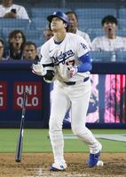 ７回、死球を受け痛そうな表情の大谷（提供・共同通信社）